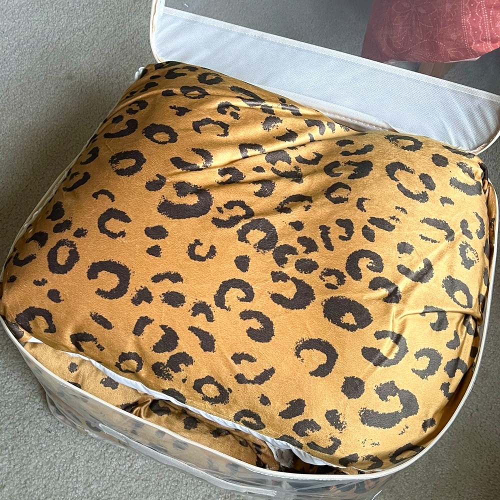 Opalhouse Cheetah Print Comforter Set, Twin. Includes pillows!